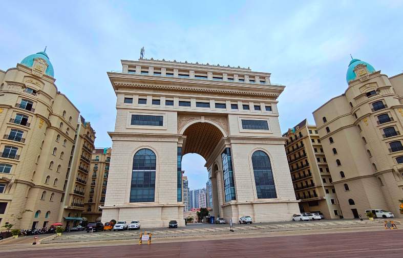 a fake arc de triomphe in Phnom Penh
