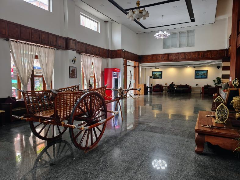 the lobby of the Ohana Palace Hotel